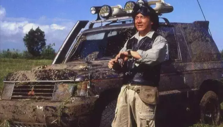 成龙|成龙：自导自演拍《飞鹰计划》，预算不超6000万，拍好一算1.15亿