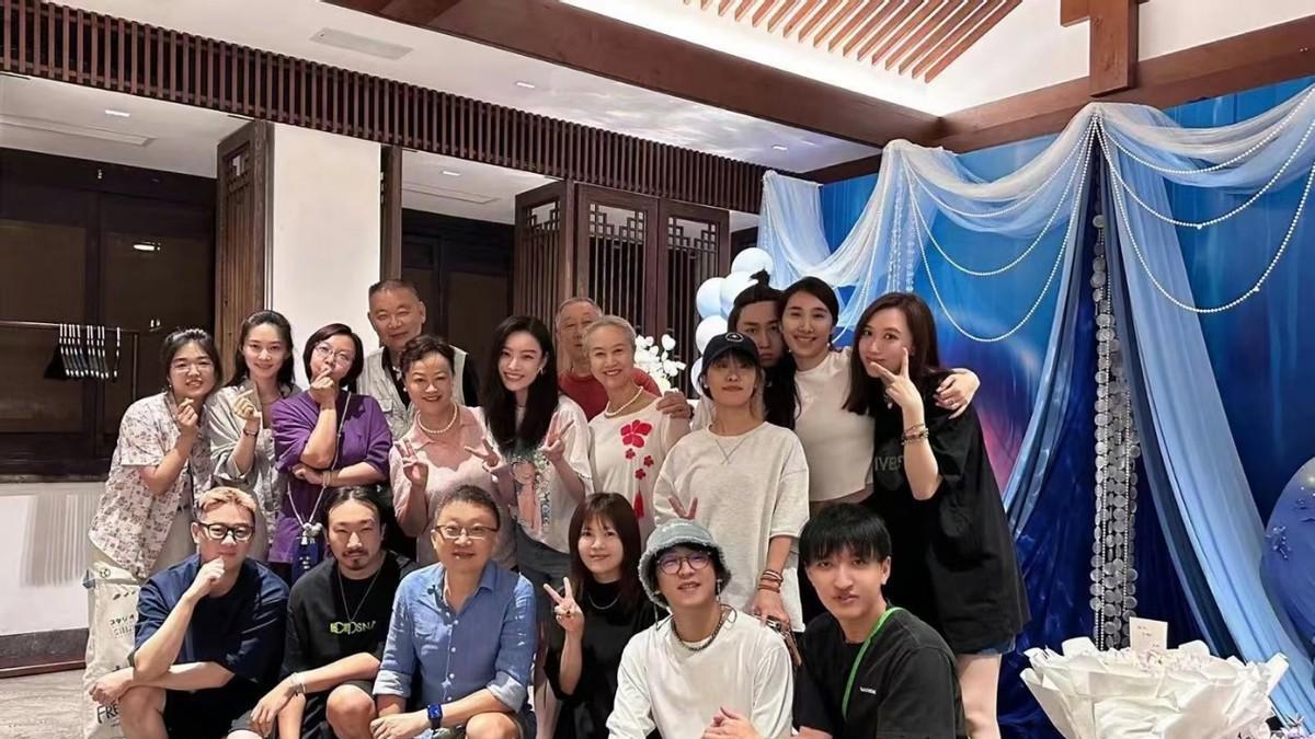 倪妮穿新中式造型把大家惊艳到！过生日穿得也太美了，她超爱珍珠