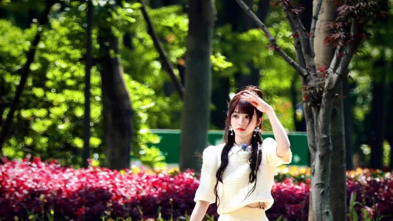 跑步 田曦薇《女子推理社》上班造型，穿粗呢套装裙，扎半马尾好清新！