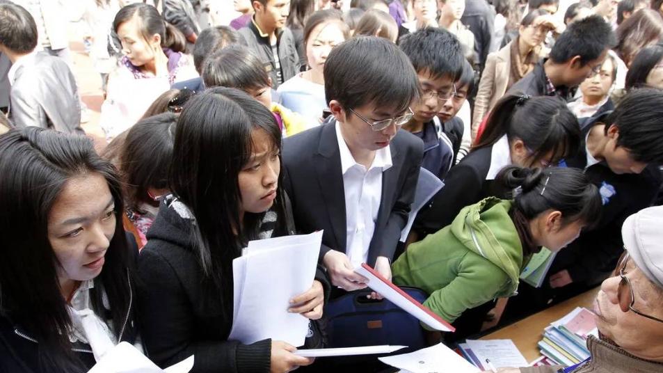 求职|“公司要招一个大妈养着吗？”40岁硕士求职被怼，评论人间清醒