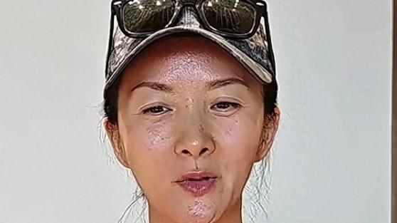 曝50岁演员谢兰定居美国，回国捞金遭驱赶，满脸油光爆痘不敢认