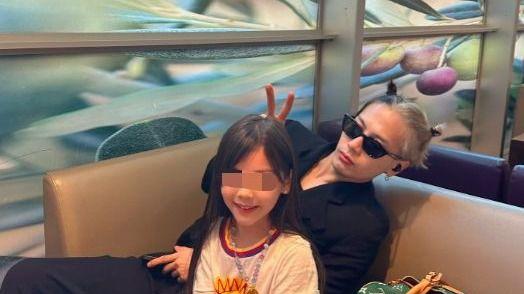 王嘉尔被偶遇，阴阳发色扎哪吒丸子头打扮过于前卫，在一旁咬手指