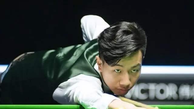 |76-52！18岁斯诺克新星救赛点，9-9逼平职业选手，中国晋级首人？