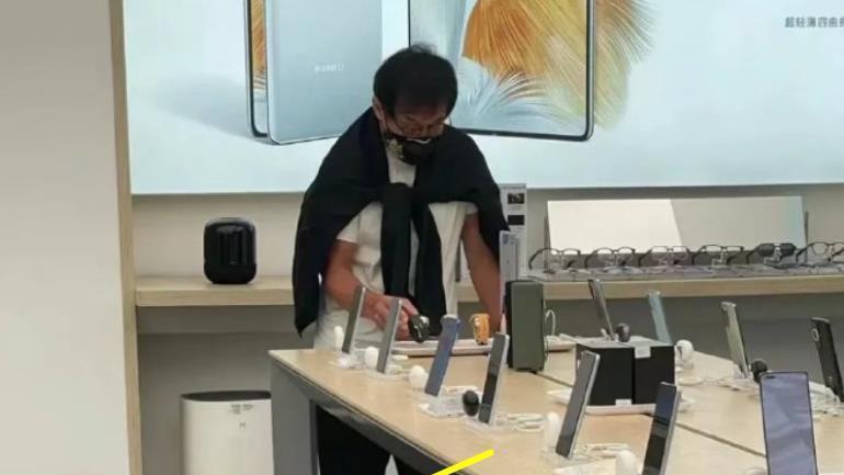 69岁成龙买华为8000元新款手机，穿布鞋、秃顶明显，缺货仍等待！