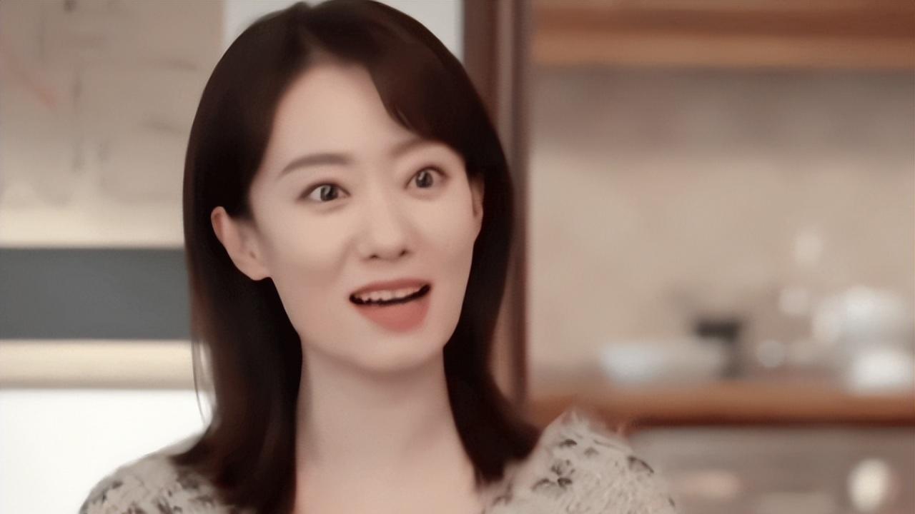 同是扮记者，把佘诗曼跟白鹿放一起，一个拽上天，一个土到底