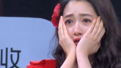 关晓彤生日遭整蛊，被甩锅摔碎上亿光碟，事后因自责抱头痛哭