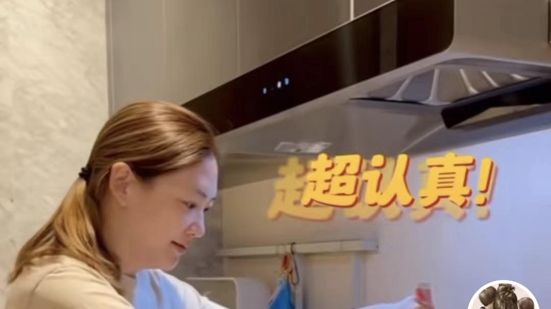 傅嘉莉|应采儿亲自下厨做意面，俩儿子超捧场，被调侃一家四口3个陈小春