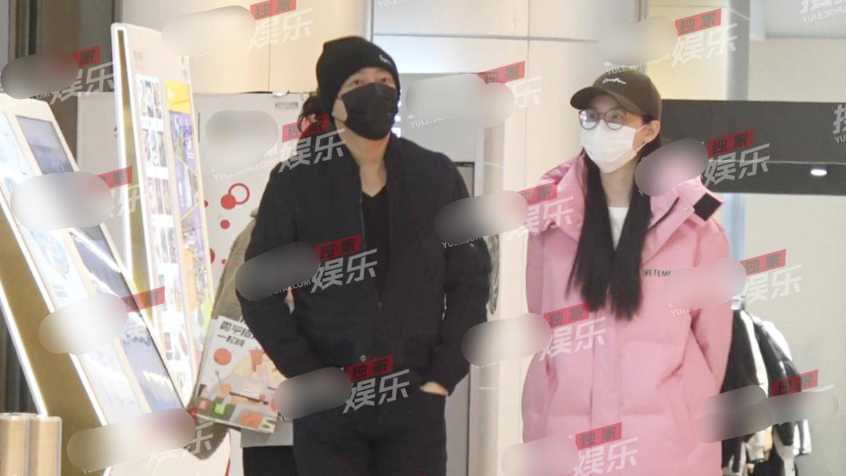 汪小菲|真怀孕？张颖颖陪汪小菲购物贴心为其试衣，身材臃肿故意遮挡小腹