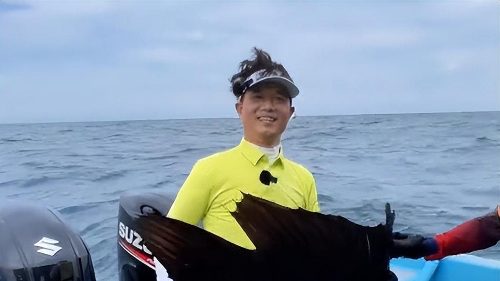 捐款50万，甘肃地震邓刚慷慨解囊，压力给到刘志强等钓鱼大V们