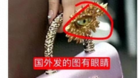 杨颖疑似观看疯马秀惹争议，穿粉色卫衣现身机场，心情没有受影响