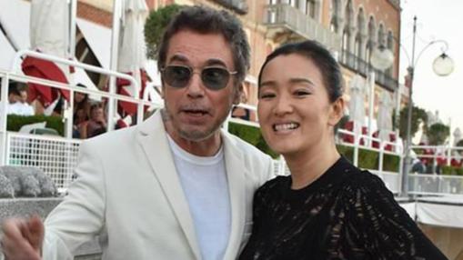 巩俐与75岁老公手牵手逛街，58岁穿卫衣配热裤嫩似少女，这才是嫁对人的模样