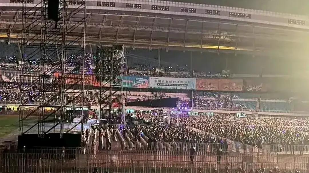 汪峰|汪峰洛阳演唱会上座率极低，举行庆功宴饭菜酒一般满脸不爽