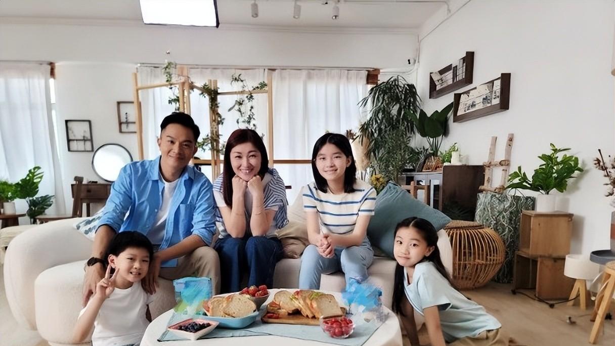 陈琪|胡诺言首次一家五口一起拍广告捞金 所赚酬劳全数上缴给太太陈琪