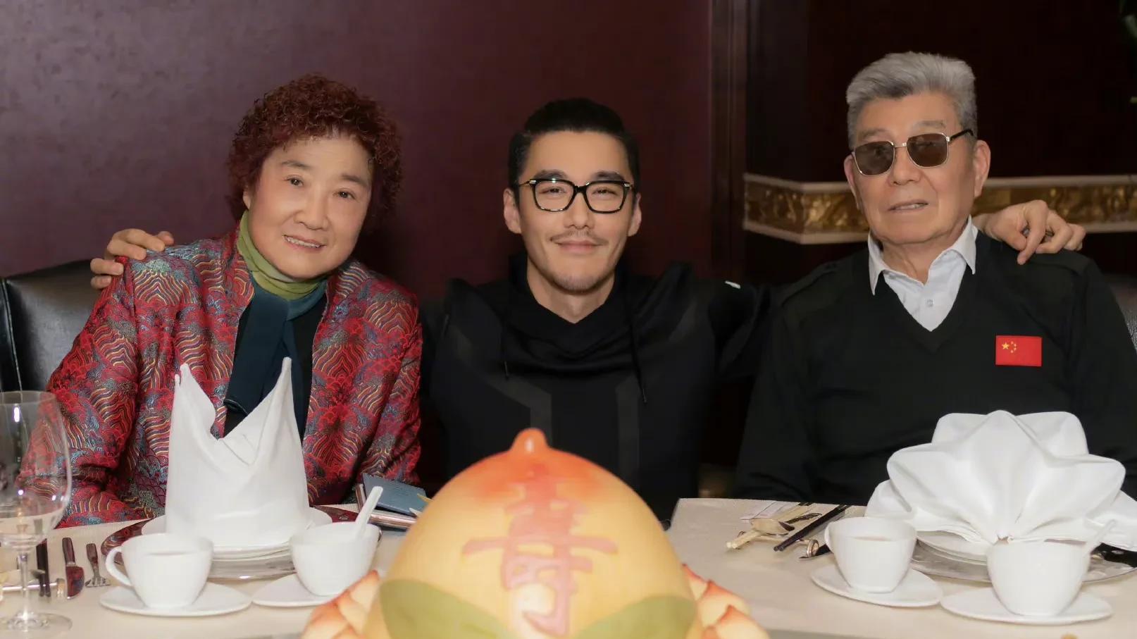 胡兵|演员胡兵大年初三痛失母亲！讣告：愿天堂没有病痛，妈妈一路走好