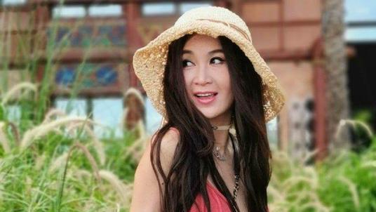 温碧霞|温碧霞家中健身被批作秀，网友建议向钟丽缇看齐