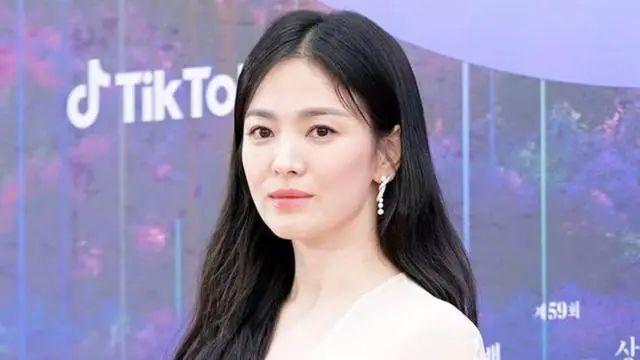 赵露思 宋慧乔的天然脸太抗打，41岁穿雪纺裙美似仙女，生图竟比精修还要美
