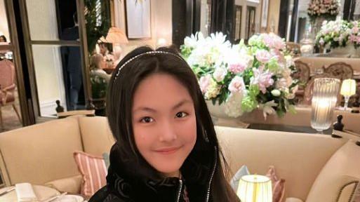 李湘|李湘辟谣主持《乘风破浪》，发文感谢芒果台，谢娜将继续担任主持