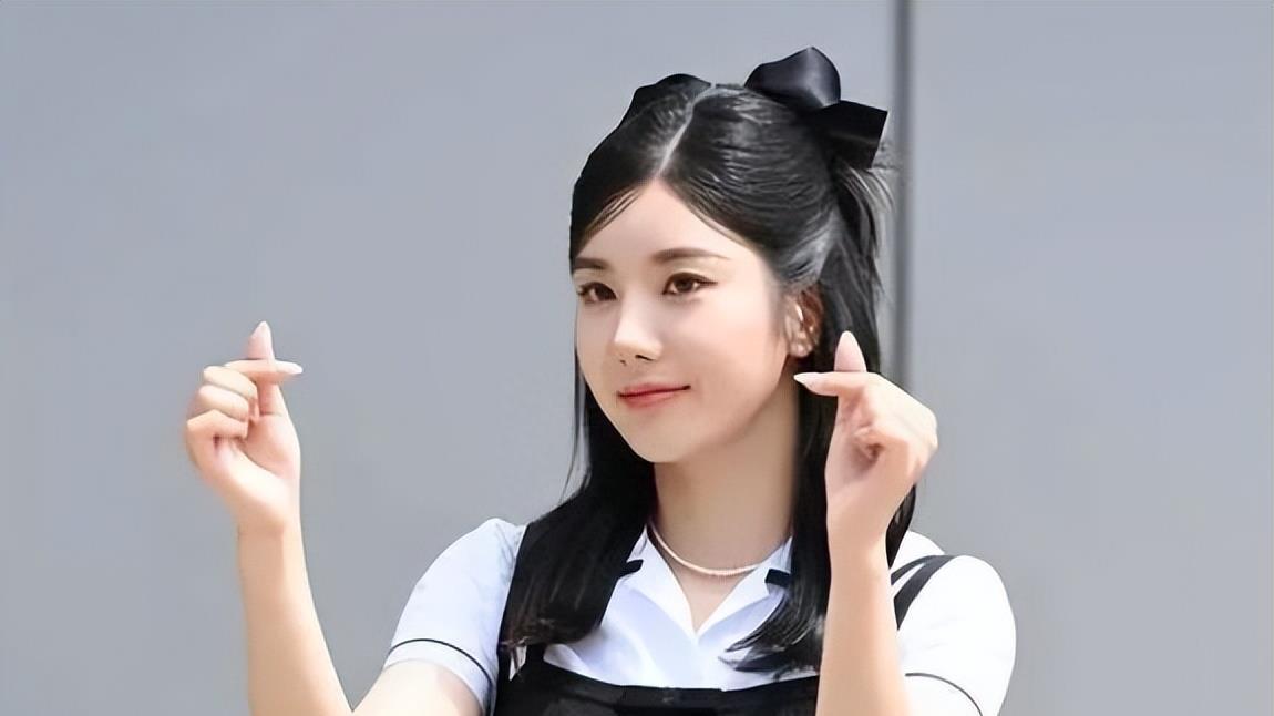 韩国女明星一个拧瓶盖的动作，引起网友热议，网友：肯定是故意而为