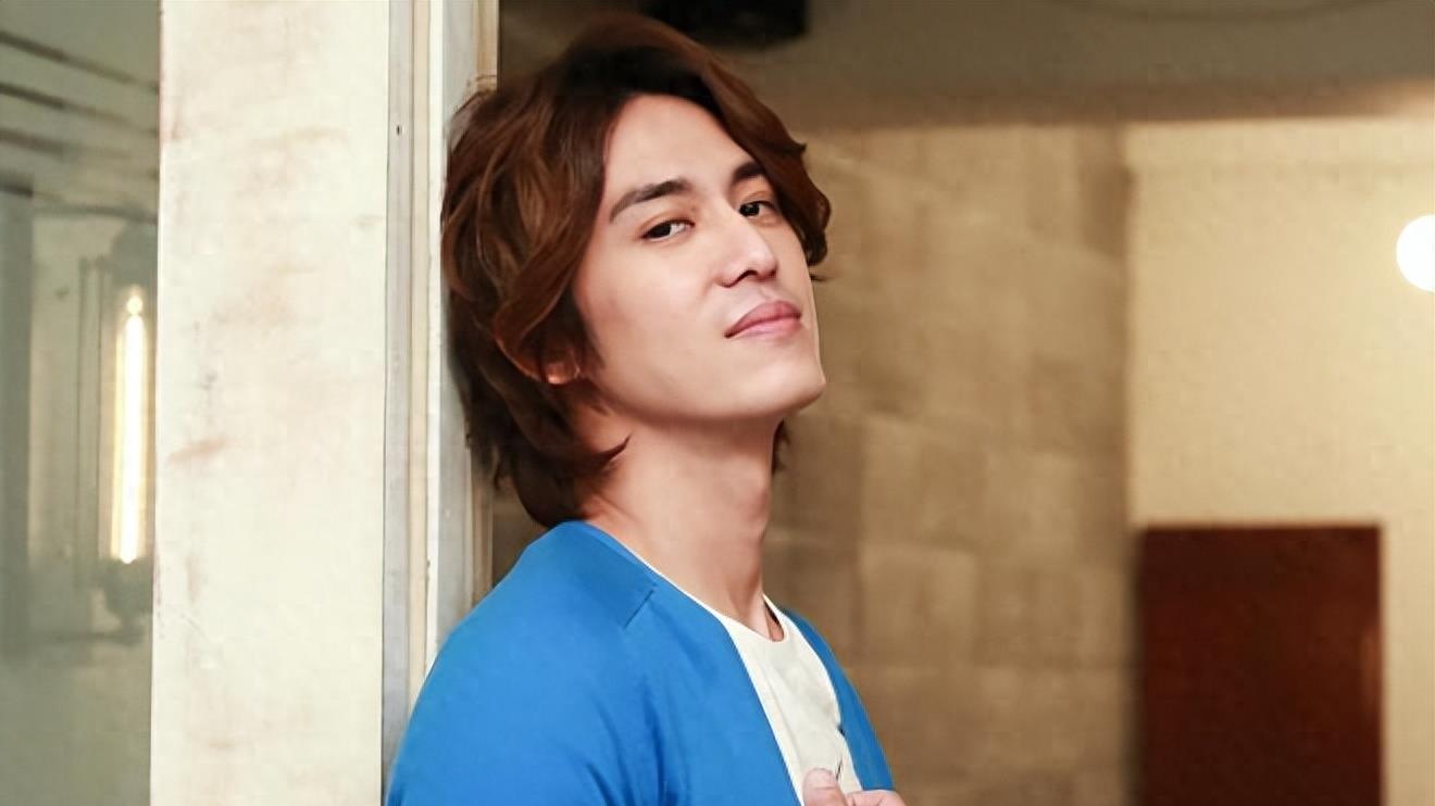 “黑帮太子爷”亲湿陈意涵，娱乐圈选妃，25个女人上演《甄嬛传》