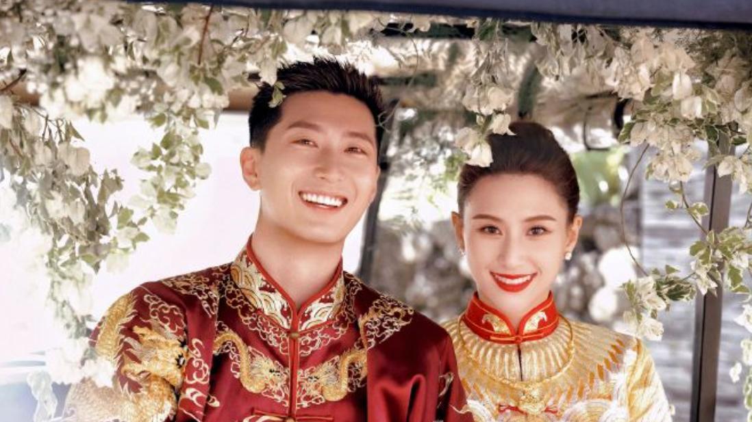 何超莲|大婚才25天的何超莲“面目全非”，鼻子和脸变圆润，身穿背带裤遮孕肚