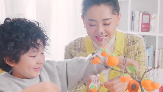 月亮姐姐|月亮姐姐：坐在豪宅分享育儿经，首次带5岁儿子通过央视新闻出镜