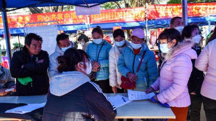 招聘|凭祥市举行春风行动招聘会，引来众多应聘者围观咨询