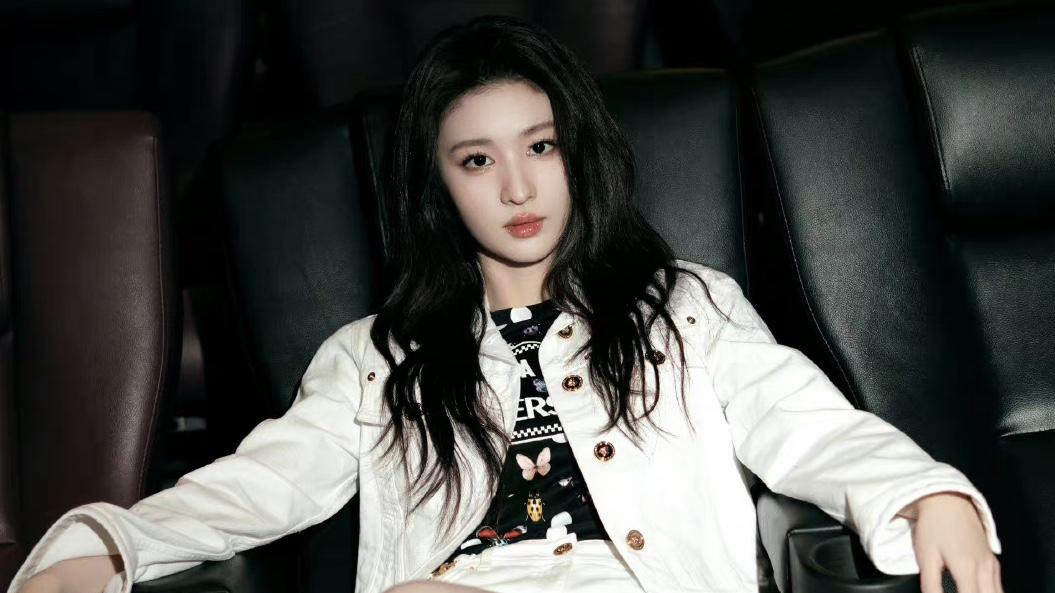 王楚然风波后首现身！打扮低调面带笑容，让助理喂食再惹争议