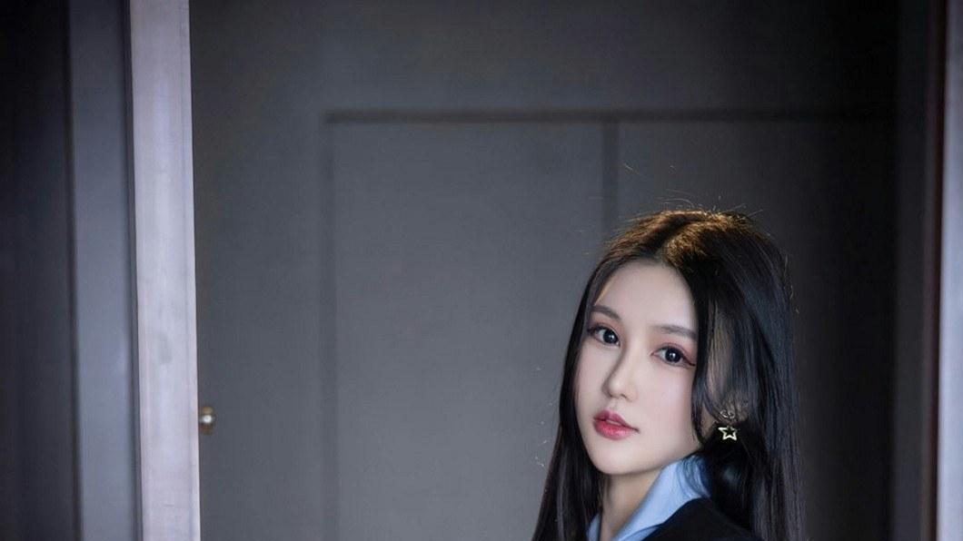 大学生|蓝黑色的套装裙内搭蓝色衬衫简约而时尚，打造帅气干练的职场女性