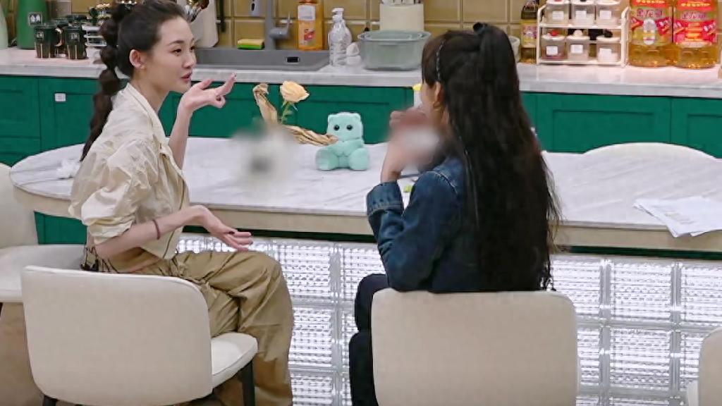 苗苗的一句无心的话，让韩雪下不了台，她的不合群是有原因的