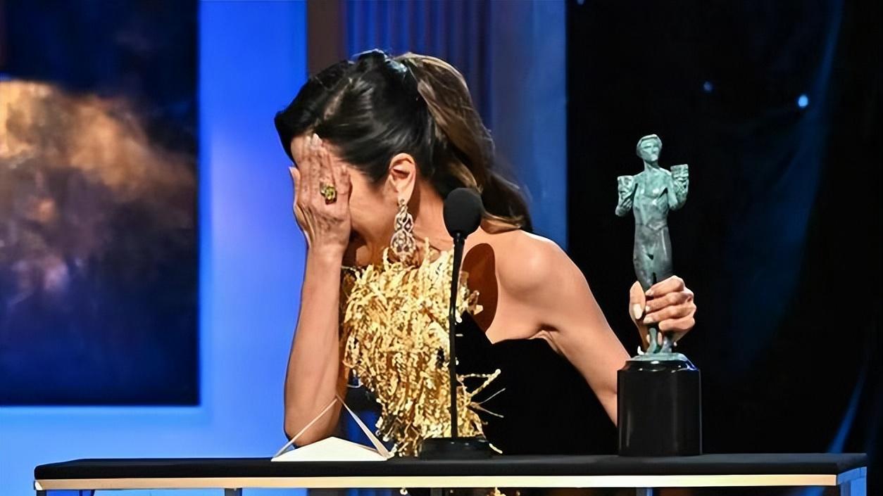 杨紫琼奥运颁奖争议：手势引发光明会猜测，公众反应各异