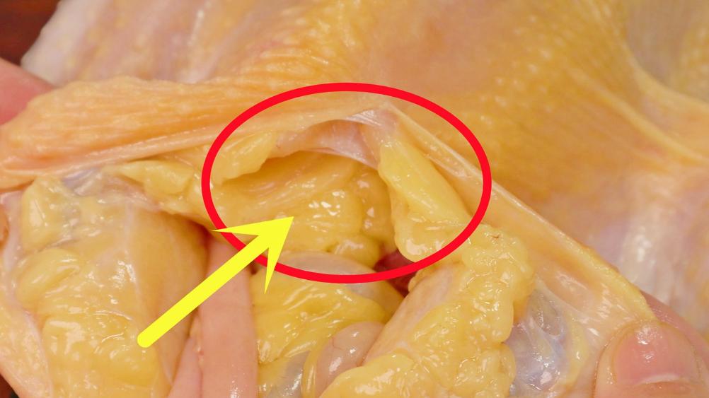 过年杀鸡时，鸡肚子里的大块黄油扔掉还是吃掉？内行人给出答案！