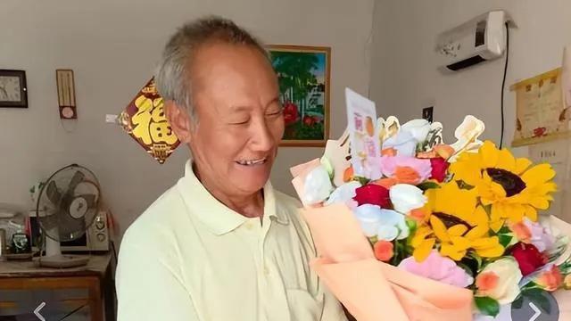 姜萍回老家和家人庆祝，父母超朴实，父亲捧鲜花，母女合照太有爱