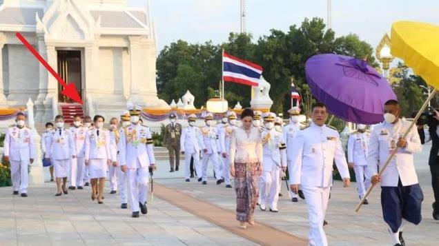 72岁泰王风流倜傥，带着一后二妃秀恩爱，诗妮娜早已被遗忘