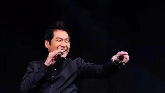 老牌歌手突发急病！严重或致失明