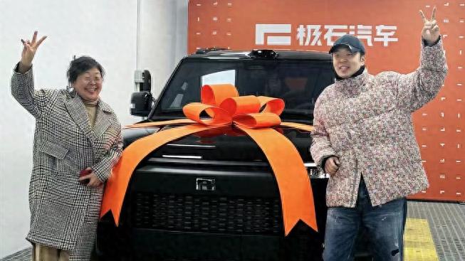 杜海涛花35万喜提国产电动车！70岁母亲现身庆祝，母子情深引热议