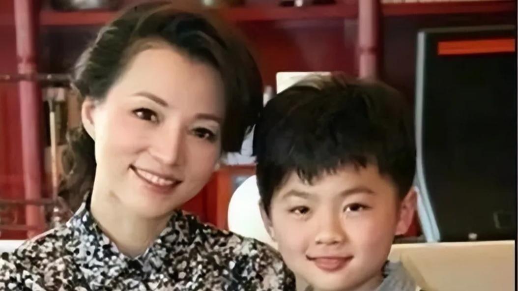 50岁董卿携儿子罕见露面！素颜穿卫衣气质出众，10岁儿子侧脸更像爸爸