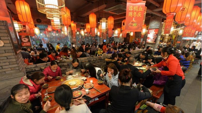 吃火锅，服务员隐秘暗示，问你加不加汤，教你如何高情商回答