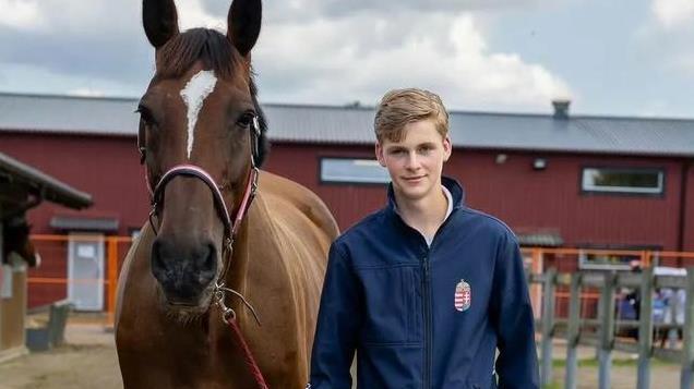 巴黎名媛舞会大合影！张艺谋女儿穿搭朴素，索菲亚罗兰孙女在C位