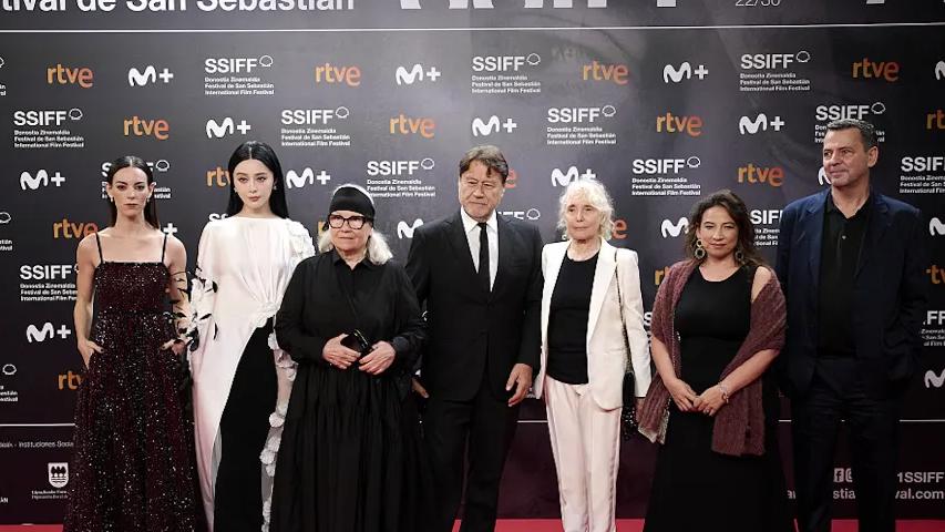 范冰冰又美到西班牙去了！穿黑白高定似仙女下凡，跟其他人仿若不是一个次元的