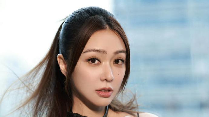 薛凯琪43岁单身引热议，昔日绯闻不断，曾被拍到和黑人出入酒店