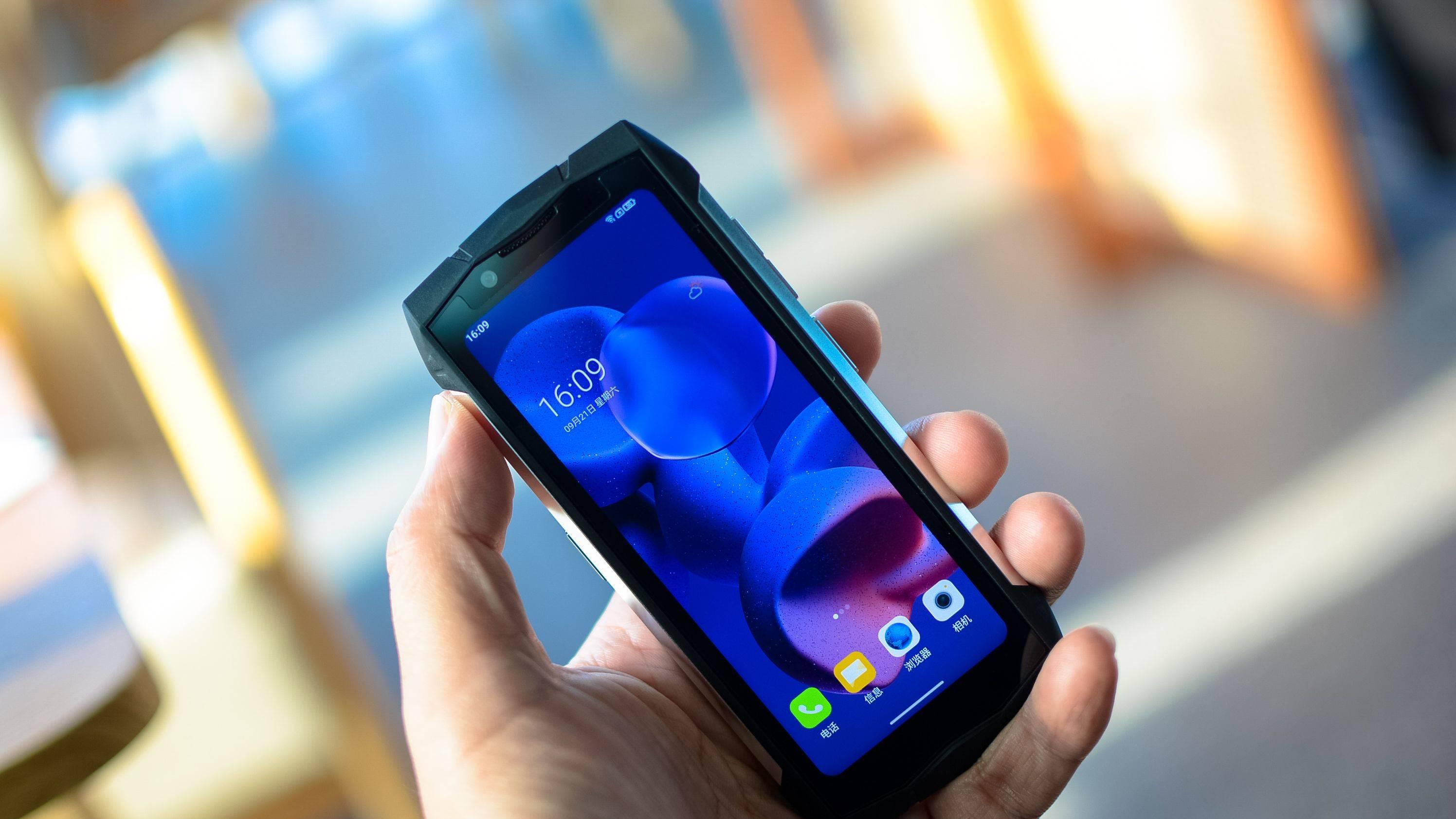 4.5英寸钢盔铁甲手机：三防+双屏幕+G99处理器，都吉手机玄武mini