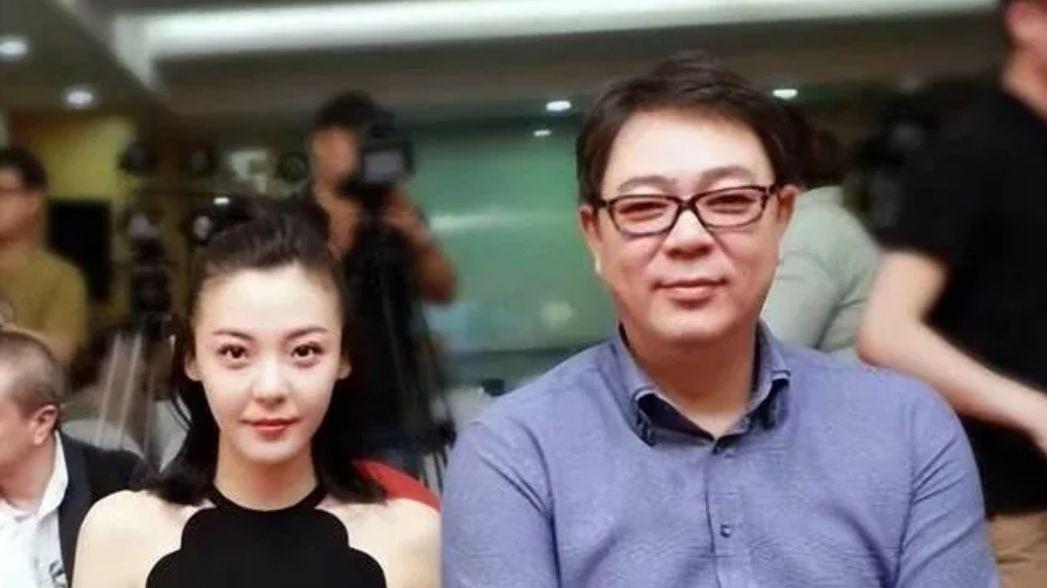 吸引小26岁关晓彤同学，让美女演员未婚生子，52岁高亚麟凭什么？