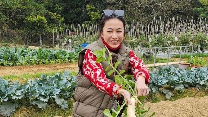 甘比打扮潮流去做义工！化浓妆戴墨镜耕田挖萝卜，干活姿势很生疏