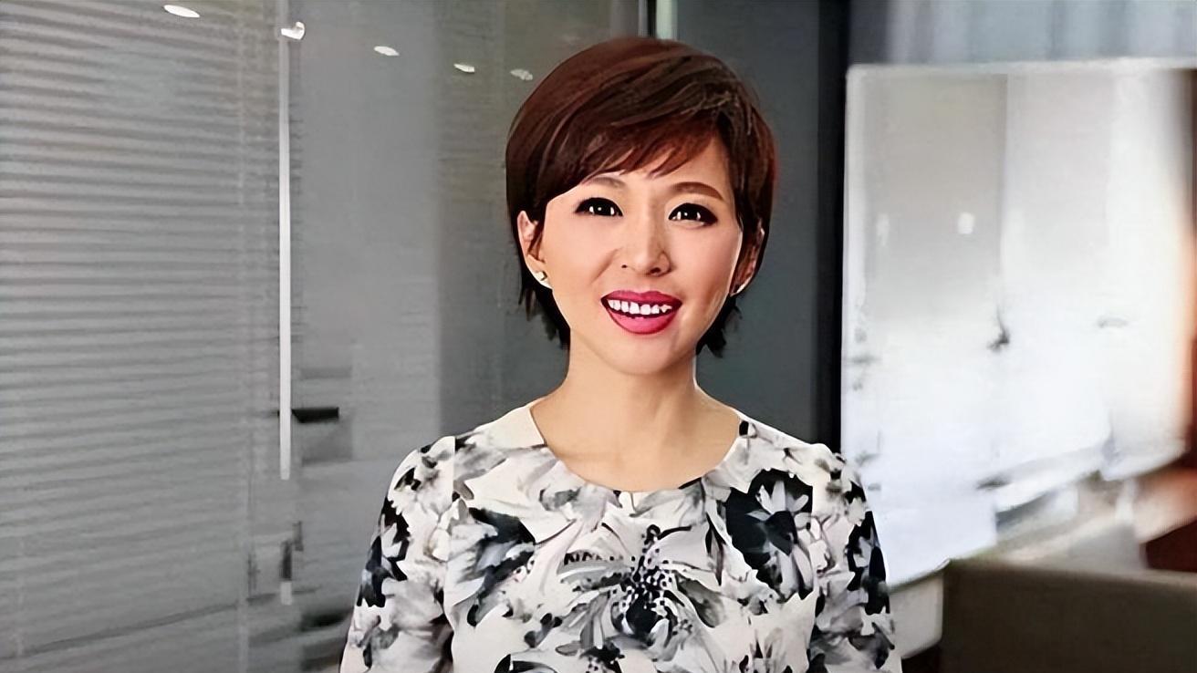 她是“最美国脸”欧阳夏丹，从央视辞职后，嫁给富豪，被排挤了