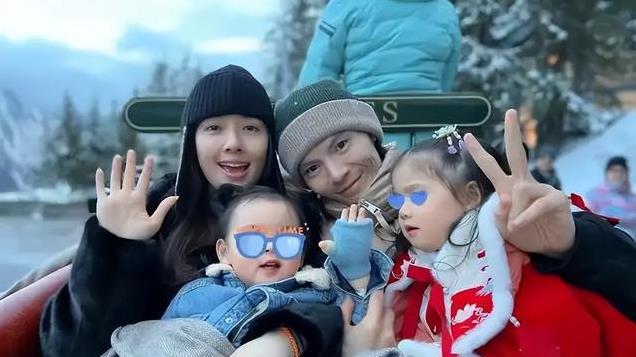 郭碧婷一家四口出游，向佐穿搭比老婆还粉嫩，二胎儿子长发抢镜