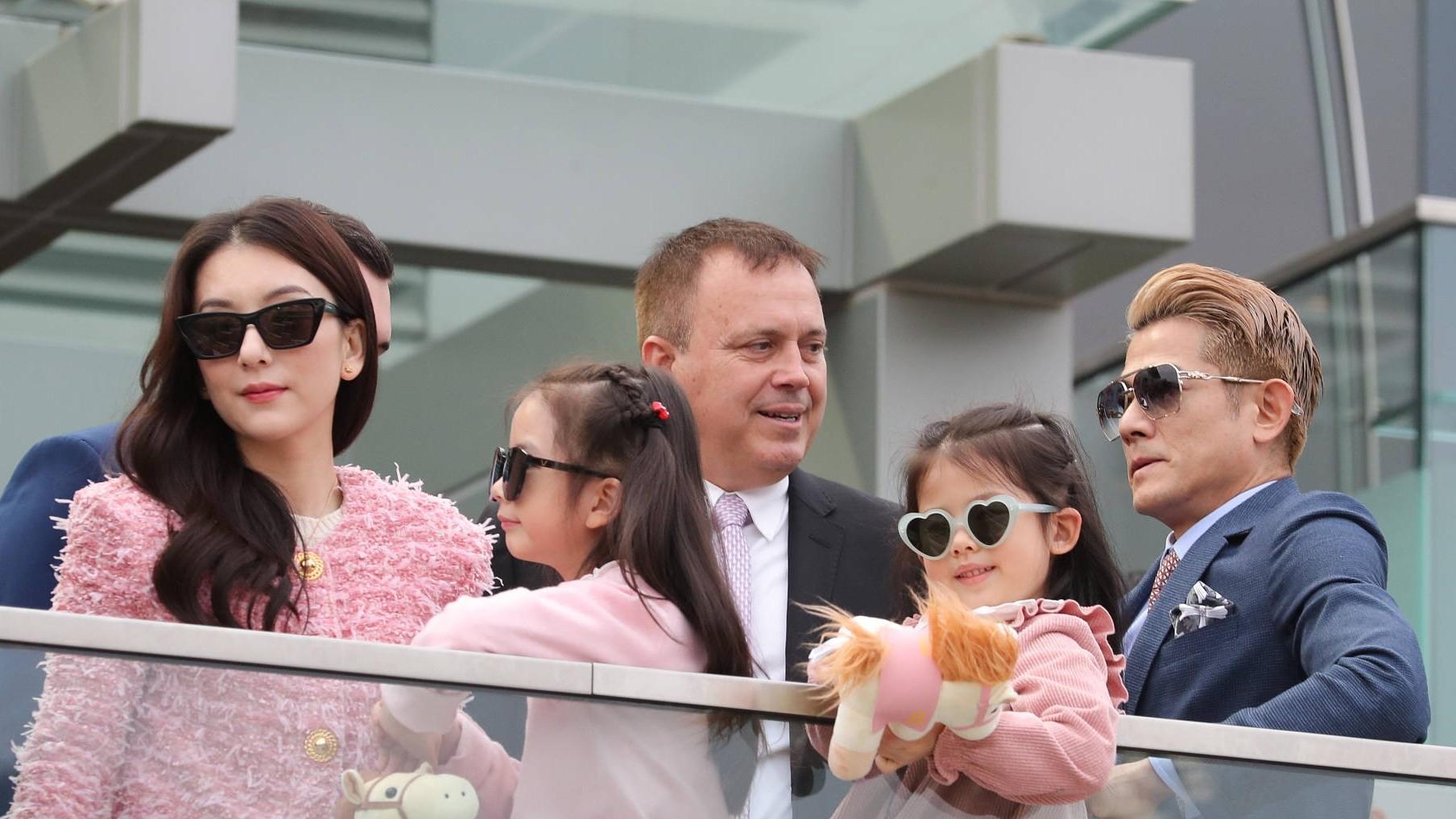 59岁郭富城带妻女现身马场！两个女儿乖巧可爱，一起为爱驹加油