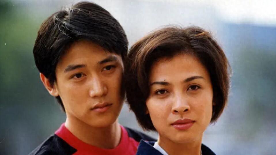 小时候觉得她老气，配不上陆毅，后来再没见过这么有气质的女警了