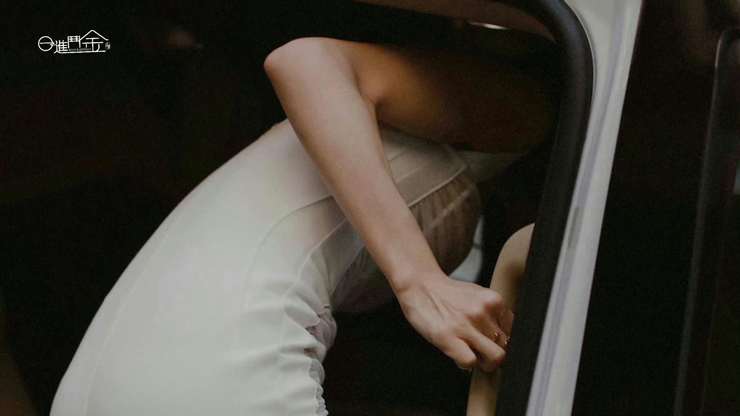 曾因能力强遭排挤，金晨的性感，全是狠出来的