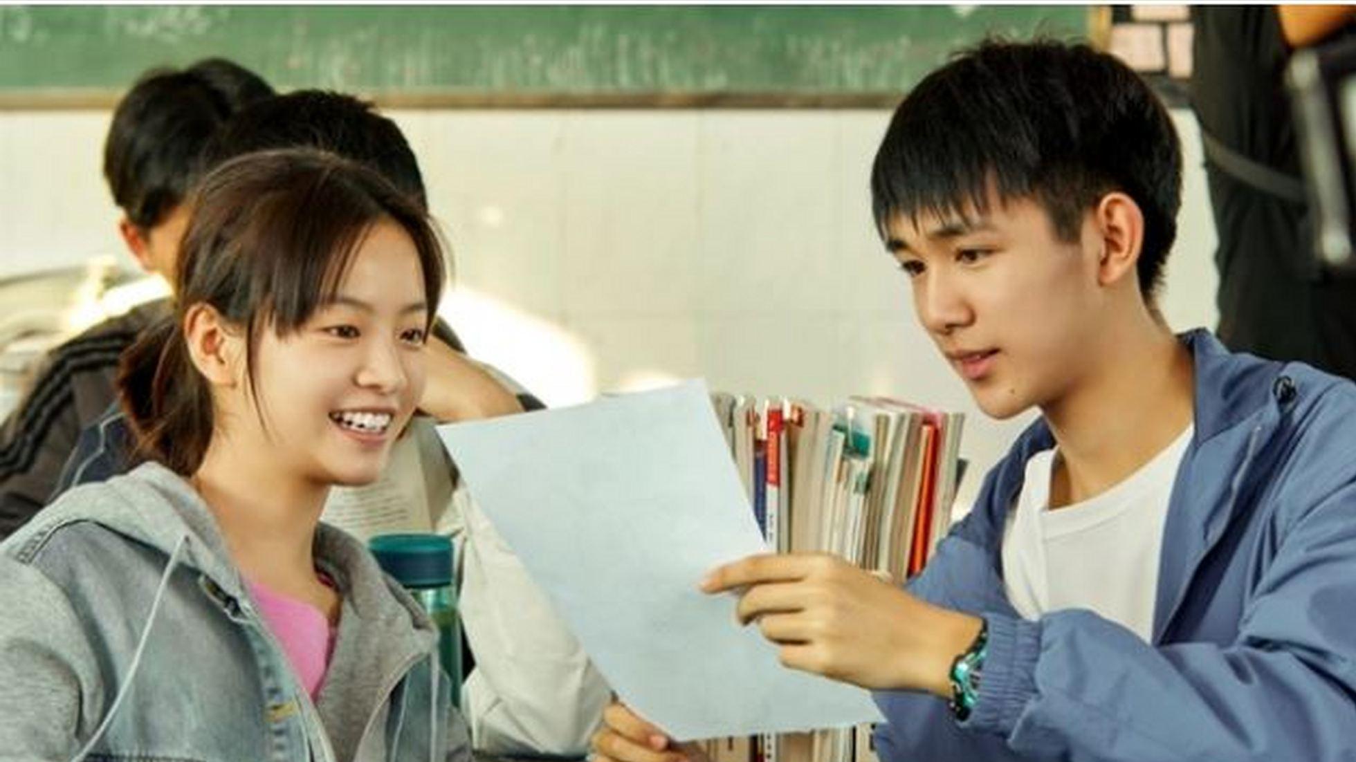 自毁前途？荣梓杉想不开割双眼皮，网友直言：还我妈生朱朝阳！