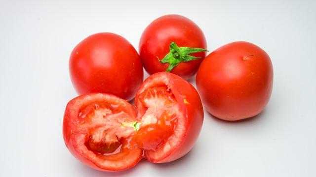 买西红柿时，掌握2招，牢记2字，每一个都沙甜多汁，告别催熟的！